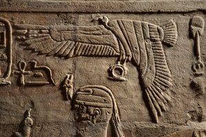 Relief na sanktuarium wzniesionym przez faraona Taharkę na dziedzińcu świątyni Amona zbudowanej przez niego w Kawa w Nubii, 25 dynastia, późny okres, 690-64 pne, detal z piaskowca z 107896
